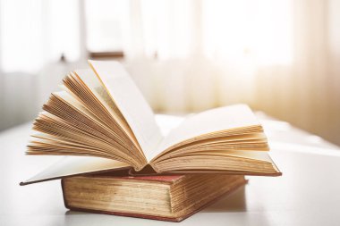 Masadaki eski kitabı aç Kütüphane arka planında