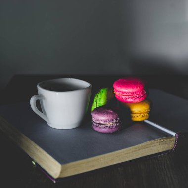 Çay fincanı ve magaroon ile hayat