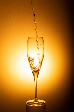 Koyu arkaplanda camdan su sıçrıyor