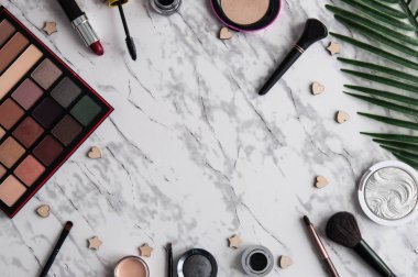 Açık mermer renkli düz makyaj Dekoratif kozmetik ürünlerde yatıyordu