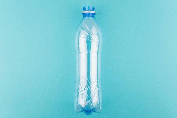 Пустая Пластиковая Бутылка Синем Фоне Местом Копирования Текста Переработка Пластика — стоковое фото