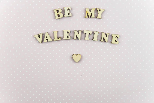 情人节 你会是我2月14日的情人节贺卡概念吗 流行粉红圆点背景下的红心与浪漫词 — 图库照片