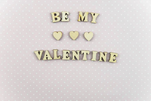 バレンタインデーと2月14日のバレンタインカードのコンセプトになります ハートとロマンチックな言葉上のトレンディーなピンクドットの背景 — ストック写真