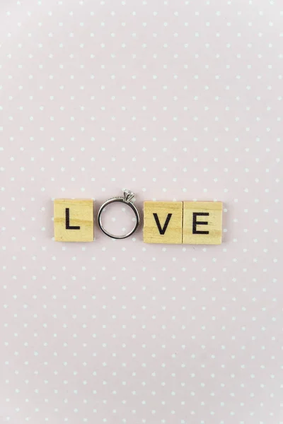 字母字母木块瓷砖字爱 情人节的求婚和爱情观念 结婚或婚戒灿烂 — 图库照片
