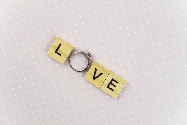 字母字母木块瓷砖字爱 情人节的求婚和爱情观念 结婚或婚戒灿烂 — 图库照片