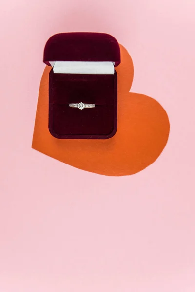 Boîte Rouge Avec Bague Mariage Fiançailles Sur Fond Rose Tendance — Photo