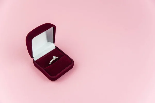 Rode Doos Met Trouwring Verlovingsring Trendy Roze Achtergrond — Stockfoto