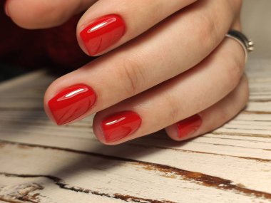 Güzel tırnak tasarım arka plan üzerinde eller üzerinde.