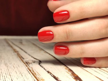 Güzel bir arka planda moda manikür tasarımı.