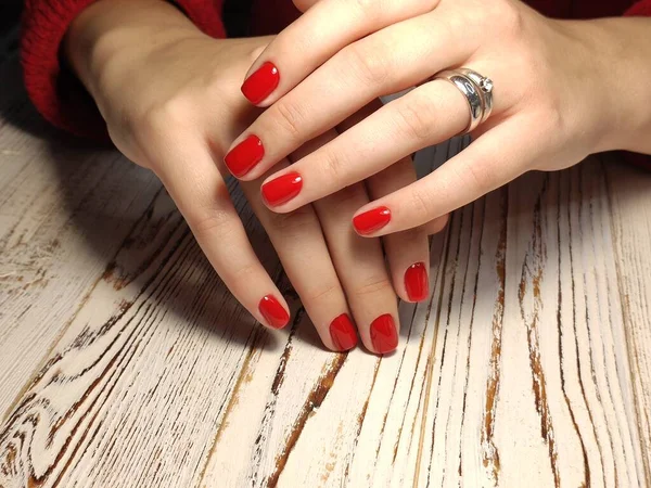 Pięknych paznokci na kobiece dłonie na tle. — Zdjęcie stockowe