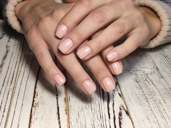 Manicura rosa sexy en uñas largas y hermosas —  Fotos de Stock