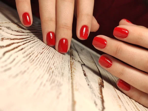 Manicure bege na moda com um desenho de prata — Fotografia de Stock