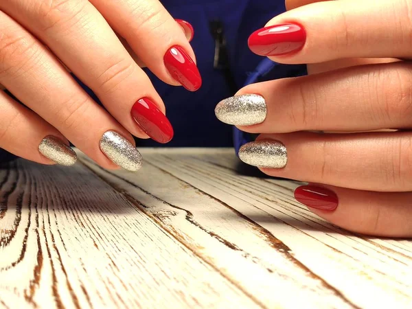 La manicura a la moda de las uñas sobre el fondo hermoso —  Fotos de Stock