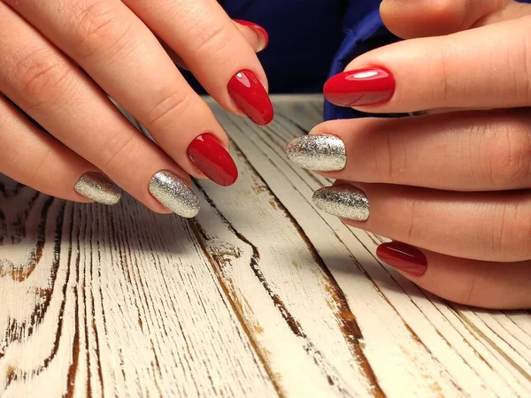 Foto de close-up de uma bela mãos femininas com manicure elegante — Fotografia de Stock