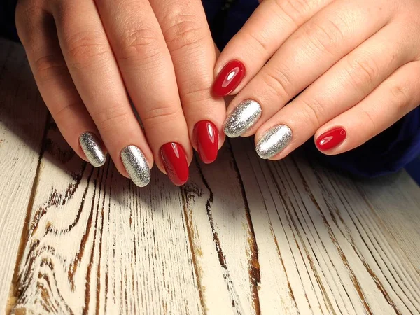 Modny beżowy manicure ze srebrnym designie — Zdjęcie stockowe