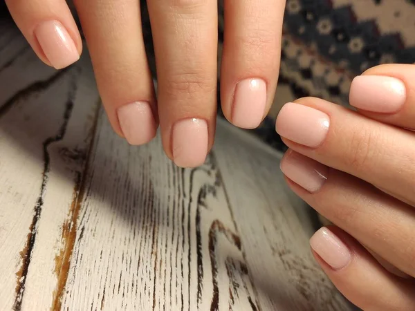 Foto di primo piano di una bella mano femminile con manicure elegante — Foto Stock