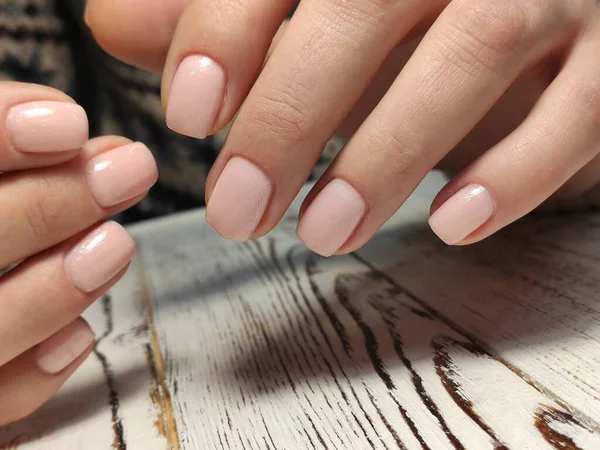 Mooie nagel ontwerp op vrouwelijke handen op achtergrond. — Stockfoto