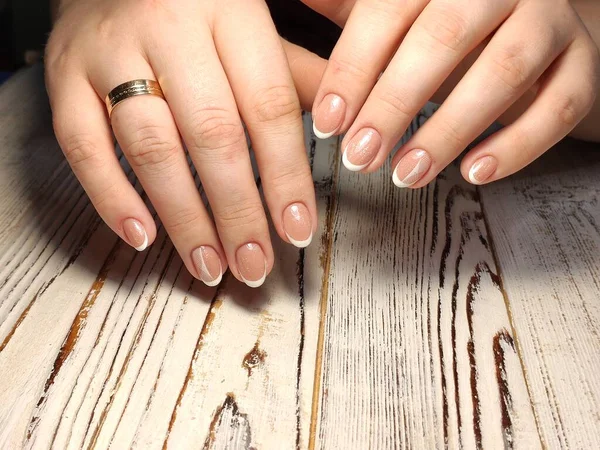 Modieuze beige manicure met een zilveren design — Stockfoto
