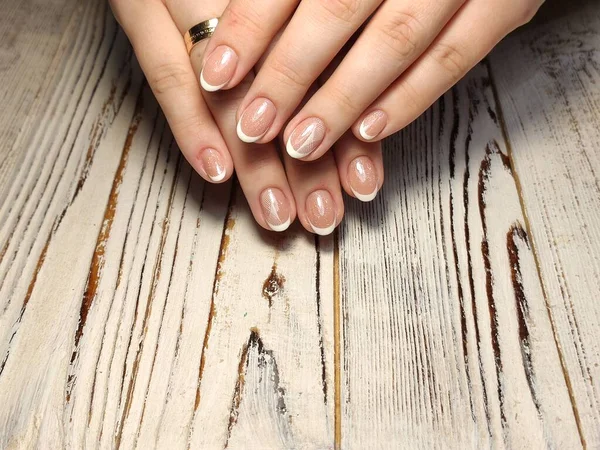 Modieuze beige manicure met een zilveren design — Stockfoto
