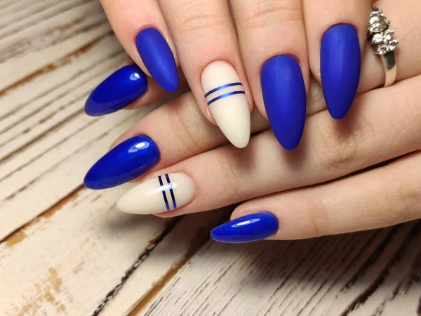 Manicura beige de moda con un diseño plateado —  Fotos de Stock