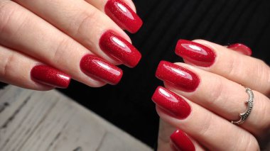 Güzel bir arka planda moda manikür tasarımı.