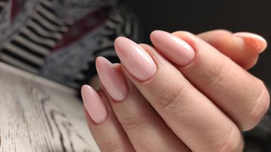 Güzel bir arka planda moda manikür tasarımı.