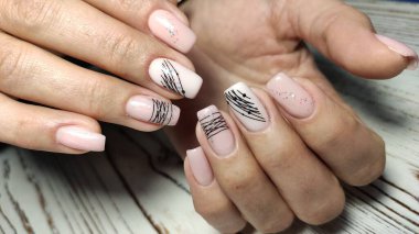 Güzel tırnak tasarım arka plan üzerinde eller üzerinde.