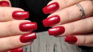 Şaşırtıcı doğal çivi. Kadınların elleri temiz manikür ile