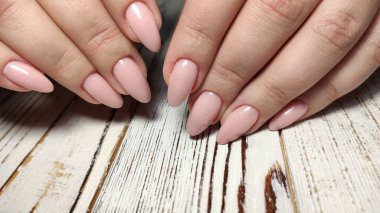 Güzel bir arka planda moda manikür tasarımı.