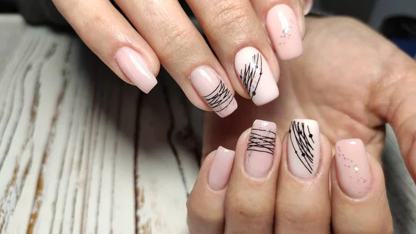 Sexy roze manicure op lange mooie nagels — Stockfoto