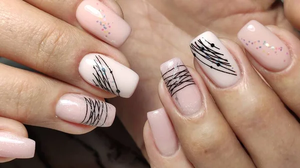 Stijlvol ontwerp van manicure op mooie nagels — Stockfoto