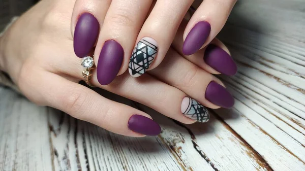 Trendy manicure ontwerp op een mooie achtergrond. — Stockfoto