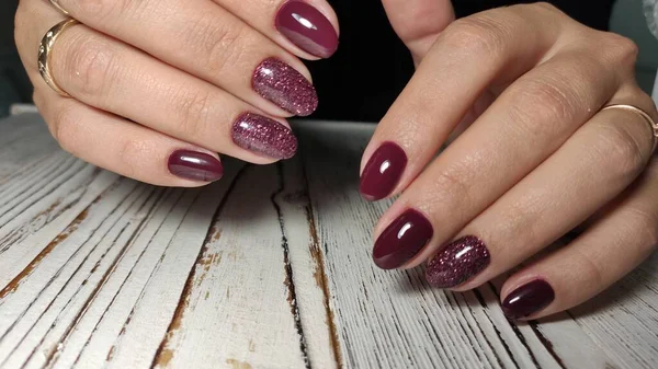 Foto de close-up de uma bela mãos femininas com manicure elegante — Fotografia de Stock