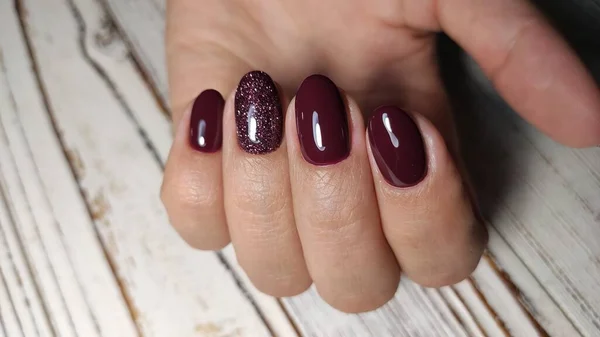 Foto de cerca de unas hermosas manos femeninas con manicura elegante — Foto de Stock