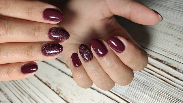 El diseño de estilo de la manicura sobre las uñas hermosas — Foto de Stock