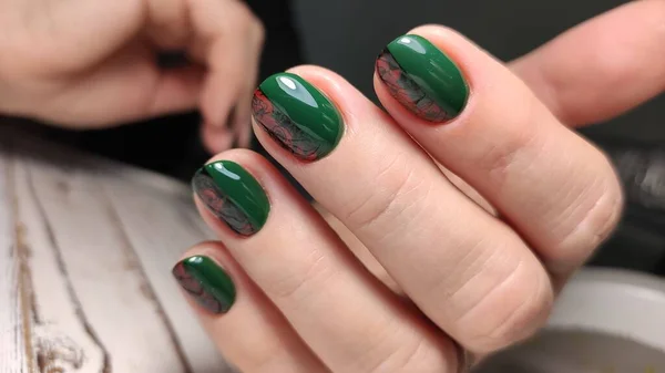 El diseño de estilo de la manicura sobre las uñas hermosas — Foto de Stock