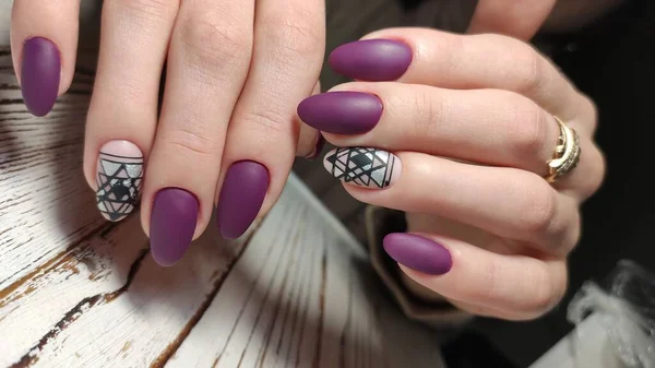 Foto di primo piano di una bella mano femminile con manicure elegante — Foto Stock