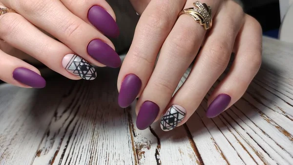 Fashionable beige manicure with a silver design — Stock Photo, Image