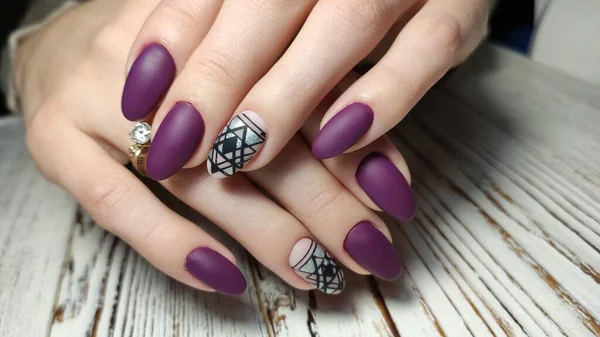 Fantastiska naturliga naglar. Kvinnors händer med ren manikyr — Stockfoto