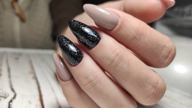 Güzel tırnak tasarım arka plan üzerinde eller üzerinde.