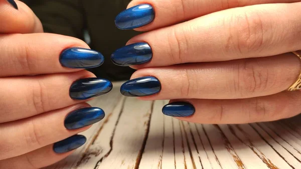 Modny design manicure na pięknym tle. — Zdjęcie stockowe