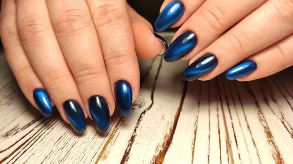 Modny design manicure na pięknym tle. — Zdjęcie stockowe