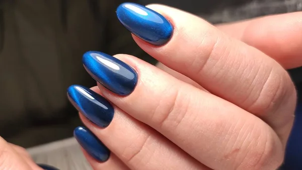 Niesamowite naturalne paznokcie. Kobiet w ręce czyste manicure — Zdjęcie stockowe