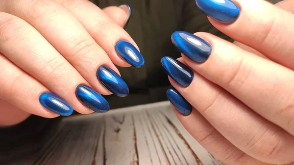 Modny beżowy manicure ze srebrnym designie — Zdjęcie stockowe