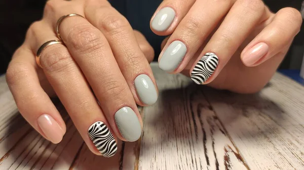 Stylowy design manicure na piękne paznokcie — Zdjęcie stockowe