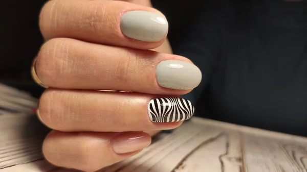 Foto de cerca de unas hermosas manos femeninas con manicura elegante —  Fotos de Stock