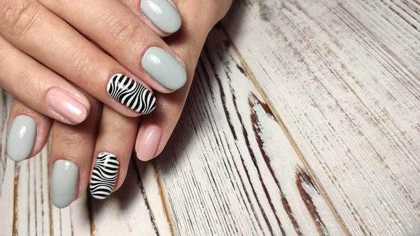 Manicure bege na moda com um desenho de prata — Fotografia de Stock