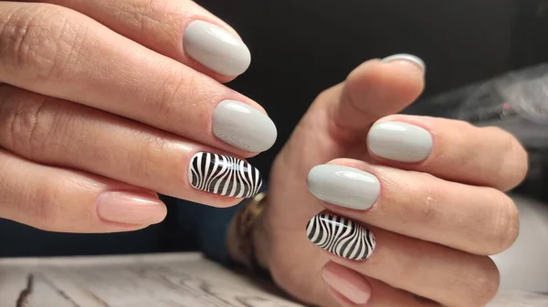 Stijlvol ontwerp van manicure op mooie nagels — Stockfoto