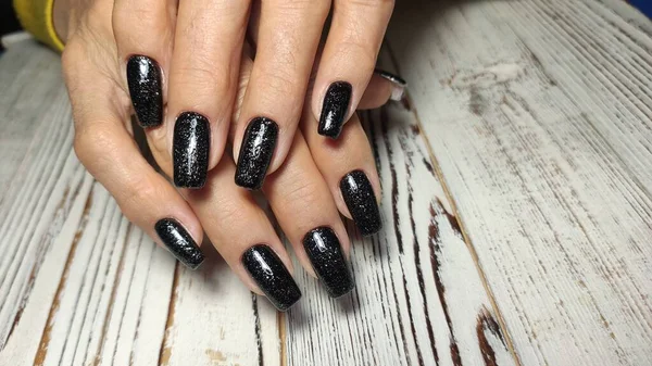 Manicure bege na moda com um desenho de prata — Fotografia de Stock