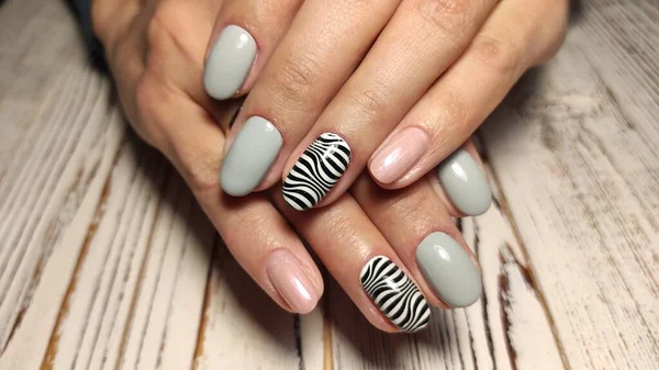 Geweldige natuurlijke nagels. Women's handen met schone manicure — Stockfoto